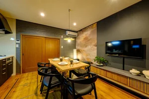 のマンスリーマンション・ウィークリーマンション「【浜松町・大門・三田駅徒歩圏✨】コクウ 東京都港区芝　隠れ家編📌無料Wi-Fi/独立洗面/最大12名 ※8~9月空き有 戸建・戸建(No.1365745)」メイン画像