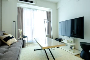 のマンスリーマンション・ウィークリーマンション「【銀座徒歩圏内！新橋駅3分✨】東京新橋579📌無料Wi-Fi/独立洗面/最大5名/6~9月空 501・1DK 上階あり(+6階) メゾネットタイプ 5階：リビング 6階：ベッドルーム(No.1365752)」メイン画像