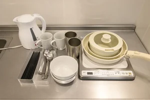 キッチンには、調理器具やカトラリーをご用意しております。