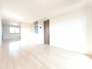 邑楽郡大泉町のマンスリーマンション・ウィークリーマンション「メゾン　ド　コルヌイエ　Ⅲ 201・洋室(No.1371760)」メイン画像