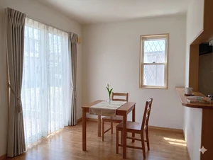 のマンスリーマンション・ウィークリーマンション「🌈新規オープン賃料半額🌈大塩別所ICから車10分！駐車場１台込🚙広々１LDK２名入居可✨カウンターキッチン【M095】(No.1372350)」メイン画像