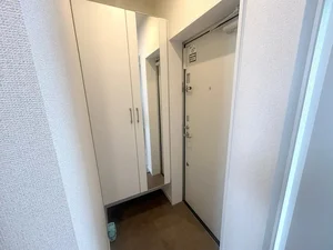 玄関には姿見も