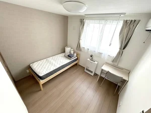 ベッドはシングルサイズです。