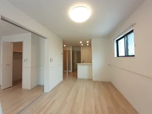 埼玉医科大学川角キャンパス周辺のマンスリーマンション・ウィークリーマンション「フリーデ　越生 101・洋室(No.1399650)」メイン画像