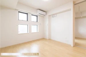 人間総合科学大学岩槻キャンパス周辺のマンスリーマンション・ウィークリーマンション「カーサ　ビアンカ　デュエ 101・洋室(No.1400462)」メイン画像