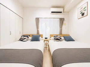寝室は広く落ち着いた空間です。