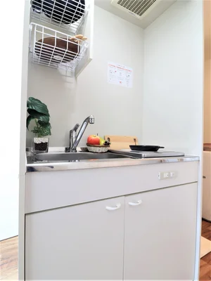 キッチンはお掃除する際に便利なＩＨ♪フライパンや鍋などの調理器具だけでなく、コップやお皿などもご用意しておりますので食材さえご用意いただければ、即日自炊可能です！