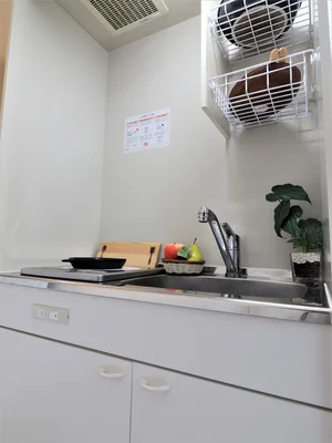 キッチンはお掃除する際に便利なＩＨ♪フライパンや鍋などの調理器具だけでなく、コップやお皿などもご用意しておりますので食材さえご用意いただければ、即日自炊可能です！