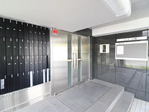 建物入口オートロックで、セキュリティも万全。女性のお客様にも安心してご利用いただいております。