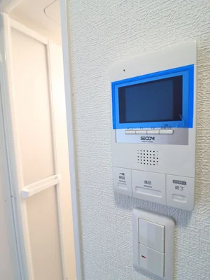 モニター付きインターホン。オートロックの呼び出し口の映像が映るため、誰が訪ねてきたか一目瞭然に分かります。
