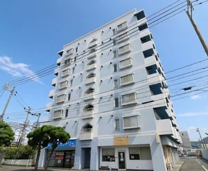 駐車場あり♪周辺にはホームセンター・コンビニ、スーパーなど生活をする際に助かるお店が多数あり、とても便利な立地です。