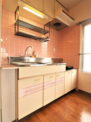 キッチンはIH1口で安心調理可能！！家電は、冷蔵庫・電子レンジ・電気ケトル・炊飯器など充実完備！　キッチン器具も充実しており　包丁やまな板・箸やフォーク・スプーン・フライパンなどを取り揃えております☆当然　お皿もありますよ！詳しくは設備や備品一覧をご覧ください！