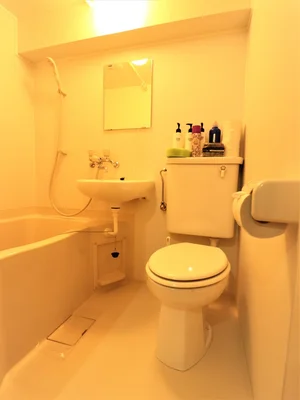 ユニットバスにて、シャンプー・コンディショナー・ボディーソープ・ハンドソープ完備です！さらに　ボディータオルもございます！安らぎを♪長期ご利用の方も安心！　お風呂洗剤もあるので綺麗に保ち　長期滞在も快適にお過ごしいただけます！