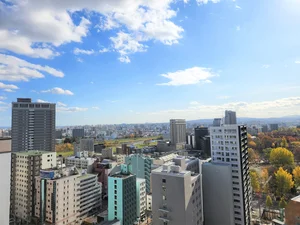 (お部屋からの眺望イメージ)豊平川や中島公園など都心にいながら自然豊かな眺望を楽しめます ※階数、号室により見え方は異なります。