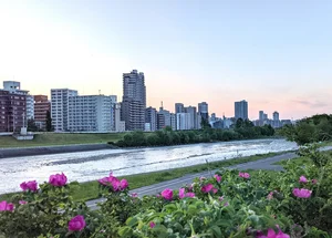 豊平川まで徒歩2分と都会にいながら自然に囲まれた立地です