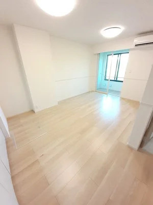 のマンスリーマンション・ウィークリーマンション「ｃｏｚｙ　ｃｏｕｒｔ　末武中 103・洋室(No.1440718)」メイン画像