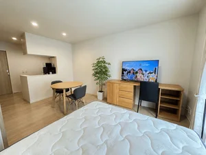 のマンスリーマンション・ウィークリーマンション「アルDEスリー四日市第２ 203・Wide　ダブルRoom　駐車場有(No.1446813)」メイン画像