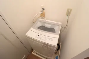 室内に完備された洗濯機は、コインランドリーへ足を運ぶ時間とコストをゼロにします。自分の好きなタイミングで洗濯ができるため、少ない着替えでの身軽な出張を可能にする『ミニマル・トラベルの必須エンジン』です。