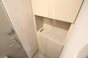 ビジネスシューズとプライベート用の靴を分けて収納できる十分な容量。玄関という『内と外の境界線』を常に綺麗に保つことで、部屋に入った瞬間に仕事モードからオフモードへ切り替わるスイッチの役割を果たします。