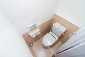 独立したトイレ空間は、清潔感が保たれやすいだけでなく、仕事の合間に思考を切り替える『マインドリセットの場』としても重要です。ユニットバス特有の湿気とは無縁の、ドライで快適な環境が確約されています。