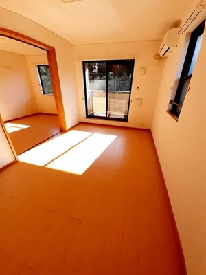 のマンスリーマンション・ウィークリーマンション「コージーコート朝霧Ⅱ番館 203・洋室(No.1464402)」メイン画像