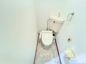 ウォシュレットつきのトイレです。老若男女皆様に安心してご利用いただけますね☆トイレにもトイレ用洗剤とトイレ用ブラシをご用意しておりますので長期ご利用の場合の気になる汚れなどもお掃除して頂けます♪