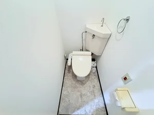 ウォシュレットつきのトイレです。老若男女皆様に安心してご利用いただけますね☆トイレにもトイレ用洗剤とトイレ用ブラシをご用意しておりますので長期ご利用の場合の気になる汚れなどもお掃除して頂けます♪
