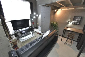 広めの１Rタイプの洋室で、ソファーも設置しておりますので、ゆったりとお過ごしいただけます。ロフトで寝泊まりすることを想定した部屋なので、机や椅子など、1名利用の際により快適に生活ができるようになっております。バスタオル・フェイスタオルも2枚ずつご用意しておりますので、洗濯をし忘れた場合でも安心です。空気清浄機やスプレー式消臭剤、掃除機等も標準装備でご案内しておりますので、いつでもお部屋を清潔に保つことが出来ます。(*’ω’*)