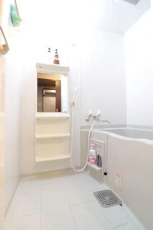 風呂トイレ別設計なので、気兼ねなくお使いいただけます。シャンプー・コンディショナー・ボディーソープを完備し、新品のボディータオルもご用意。勿論、洗剤とスポンジもあるので、掃除も可能です。風呂桶もご用意しておりますので、湯船に浸かっていただく際にも便利。普段家では浸からないけれど、という人こそ、こういう時には便利です。