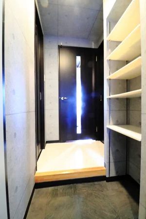 大型のシューズボックスを備えているので、女性の方や、長期利用、お二人でのご入居の際には特におすすめです。靴ベラや使い捨ての新品スリッパも備品としてご用意しておりますので、ご自由にお使いください(*’ω’*)