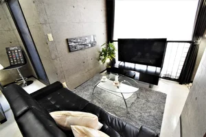 コンクリート調のデザインクロスを使用しておりますのでスマートな空間を演出しており、非常におしゃれ♪