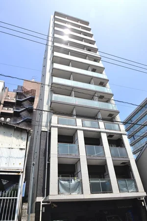 竹屋小学校が目の前の当物件。オートロックや防犯カメラによる安心のセキュリティも特徴です。 広島の繁華街である薬研堀や流川通り、袋町などにも歩いて行けるほど近いので、立地も良いのが特徴です。 1Fマンション出入口はコインパーキングになっており、車を利用する方にもおすすめです。