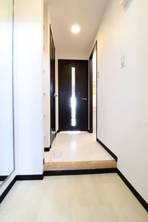 大型のシューズボックスを備えているので、女性の方や、長期利用、お二人でのご入居の際には特におすすめです。靴ベラや使い捨ての新品スリッパも備品としてご用意しておりますので、ご自由にお使いください(^^♪