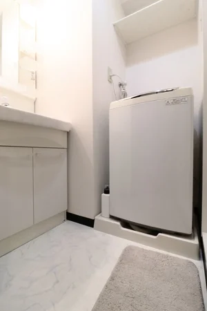 忙しい朝でも余裕をもって身だしなみが整えることができる独立洗面台！室内洗濯機なので天気が悪い日でも洗濯することができます。また、洗濯洗剤もご用意しておりますので、入居即日に洗濯可能です♪