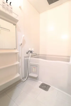 風呂トイレ別設計なので、気兼ねなくお使いいただけます。シャンプー・コンディショナー・ボディーソープを完備し、新品のボディータオルもご用意。 勿論、洗剤とスポンジもあるので、掃除も可能です。 風呂桶もご用意しておりますので、湯船に浸かっていただく際にも便利。普段家では浸からないけれど、という人こそ、こういう時には便利です♪