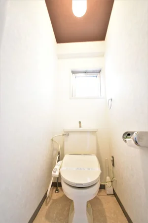 バストイレ別!トイレはなんとウォシュレット付き♪トイレットペーパーも3ロールご用意しておりますので、短期から長期まで様々なお客様に安心してお使いいただけます。もちろん、トイレブラシもご用意しておりますので、いつでも清潔にご利用していただくことが出来ます!