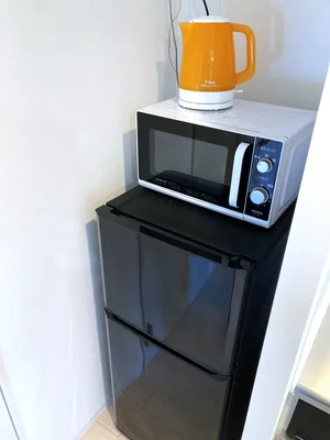 冷蔵庫や電子レンジ・電機ケトルなどあり 充実したラインナップでホテルにはない設備です!