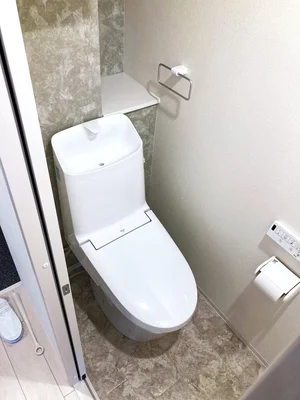 バストイレ別で生活の充実を! タオルやトイレットペーパー、トイレブラシ、洗剤もあります!