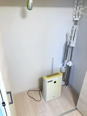 収納スペースも是非ご活用ください! 空気清浄機や物干竿もございます。