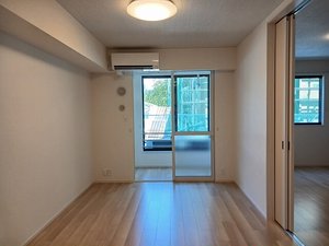 のマンスリーマンション・ウィークリーマンション「ステイズ　丸岡 102・洋室(No.1488085)」メイン画像