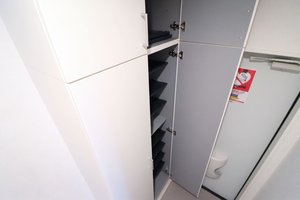 トールタイプの可動棚式シューズボックスを完備。通勤用ビジネスシューズ、現場用安全靴、オフ用スニーカーまで余裕で収納し、玄関先を常にすっきり保てます。