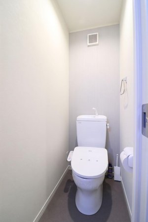 バスルームから独立した完全個室の温水洗浄暖房便座。同居人や来客時も気兼ねなく利用でき、冬場でも便座が温かく快適な使い心地を維持します。