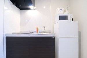 玄関から居室が見えにくいクランク動線と、生活スペースと水回りを完全に分離した機能的セパレート設計。廊下にキッチンを配置し、居住スペースを広く有効活用できる単身向け最適レイアウトです。単身向けながらシンクの広さを確保したメンテナンス性の高い水回り。冷蔵庫や電子レンジなど必須家電の配置動線が計算されており、朝のコーヒー淹れから夕食準備まで快適です。