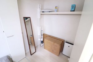 ハンガーパイプ付きのトールクローゼット。スーツや作業着、コートをシワなく大量に掛けられ、下部には大型スーツケースやゴルフバッグをすっきり収納可能です。