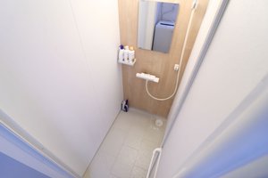 トイレと独立したセパレート仕様のバスルーム。水跳ねを気にせずゆったり洗身でき、日々のお手入れもしやすい清潔感溢れる空間です。