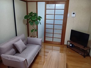 淡路市のマンスリーマンション・ウィークリーマンション「【M163】津名一宮IC車4分/駐車場付🚗スーパー・ドラッグストア徒歩5分圏内🏪ソファでくつろげる広々2Kマンスリー✨(No.1496254)」メイン画像