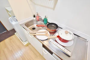 キッチンには全室冷蔵庫・ケトル・炊飯器・鍋・フライパン・食器類（お皿・グラス・マグカップ・茶碗・汁椀・フォーク・スプーン・包丁・まな板・お玉・フライ返し・ボウル・ザルなど）をご用意しております♪食材さえご購入いただければ自炊をしていただけますので長期ご利用のお客様でも安心ですね！