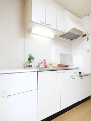 キッチンはお掃除する際に便利なＩＨ♪フライパンや鍋などの調理器具だけでなく、コップやお皿などもご用意しておりますので食材さえご用意いただければ、即日自炊可能です！