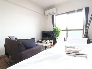 暖かい雰囲気が魅力的な1K！家具家電付きで入居されたその日から自宅のようにくつろいでいただける空間となっております。収納スペースもございますので、ぜひご利用ください(^^♪