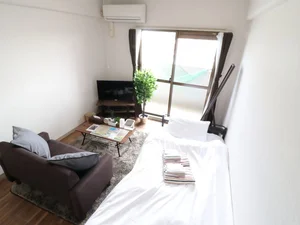 大き目なテレビとソファーがあり、ゆっくり寛げる空間となっております。家具家電だけでなく、ティッシュやリセッシュ等もご用意させてもらっているので非常にご満足度高くご利用いただいております！